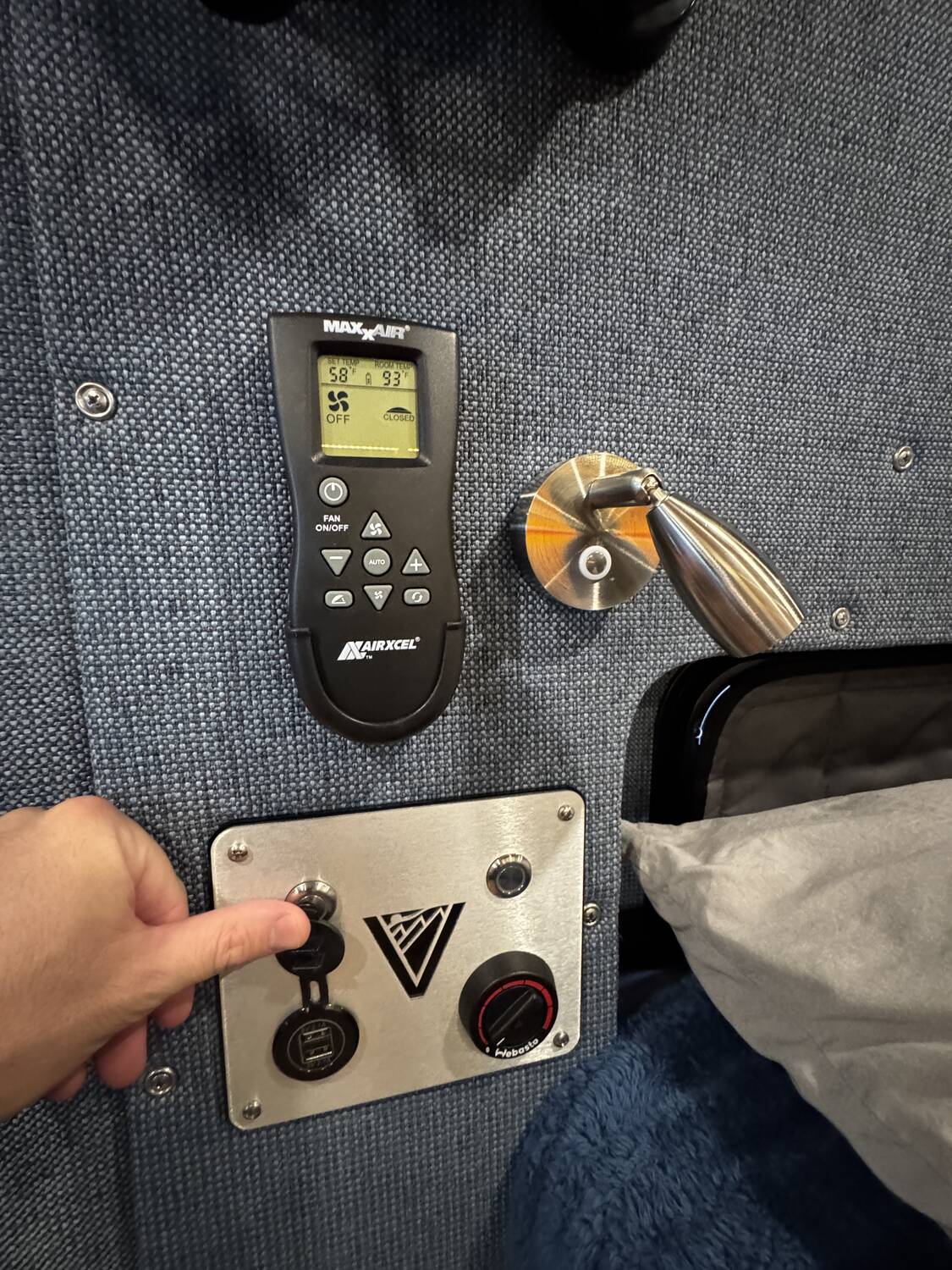 Floor-panel with MaxxAir remote, Webasto knob, USB outlet and aimable reading light